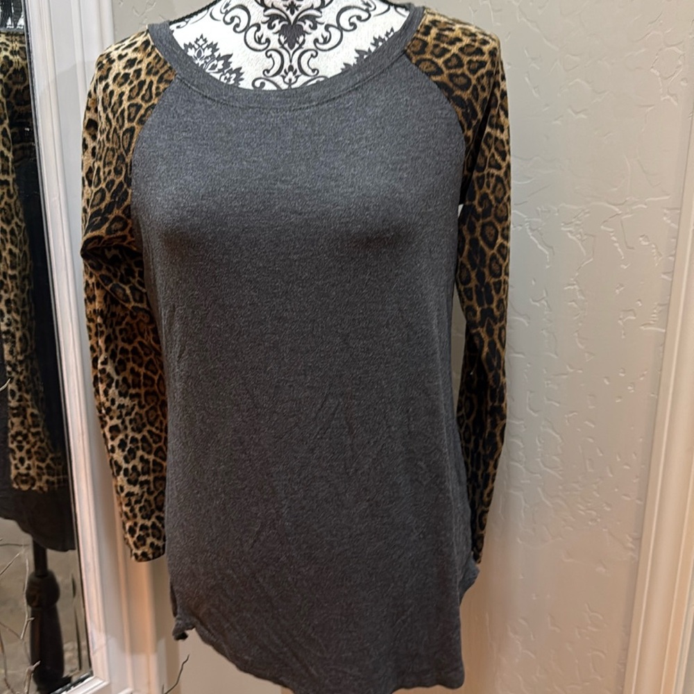 Amaryllis grey tee with long leopard print sleeves medium